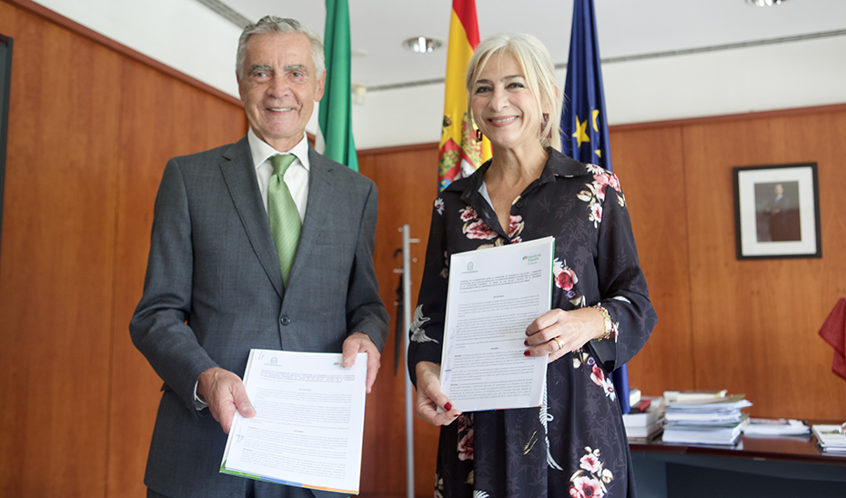 La consejera, Patricia del Pozo, y el presidente de la Fundación Iberdrola España, Fernando García Sánchez, durante la firma del convenio de colaboración.